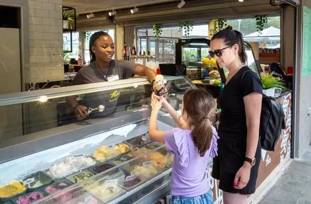 Hu Birkelt Village /-