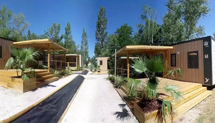 Flower Camping am Lac de la Thésauque