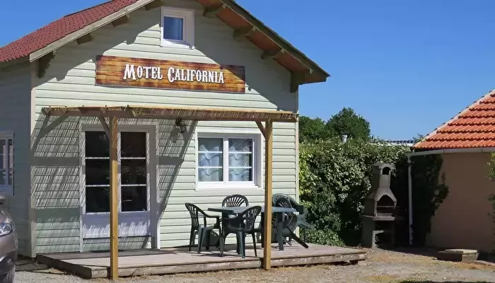 Campingplatz Les Ptites Häuser in der Prärie