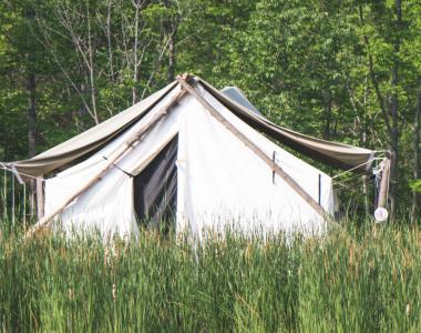 Acampamentos com tendas de safari