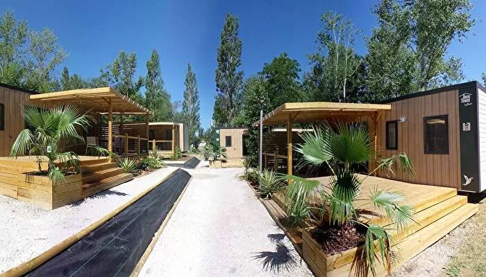 Flower Camping am Lac de la Thésauque-